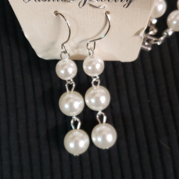 White Faux-Pearl Elongated Necklace Set - Picture 5 of 6